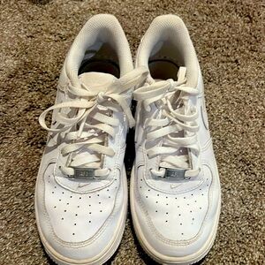 Air force one NIKE Youth size 2 excellent used